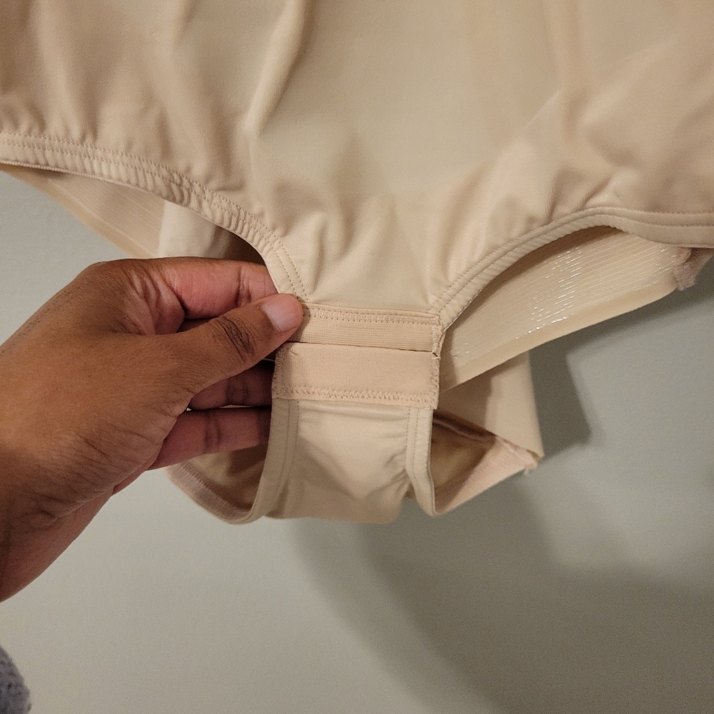 MiracleSuit Women's Shapewear. Size XL - Picture 4 of 7